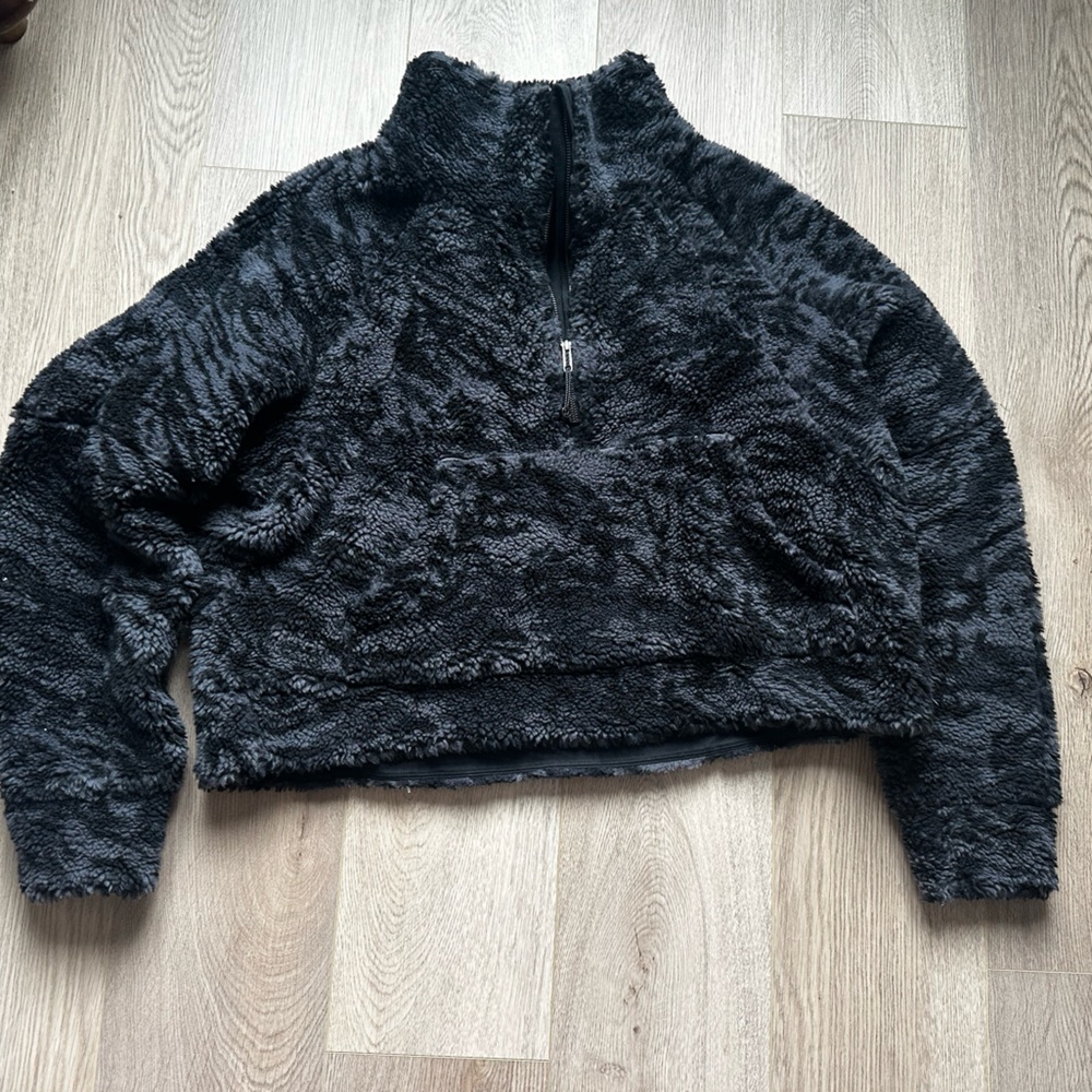 Black and Grey Sherpa Lululemon Scuba Cropped
